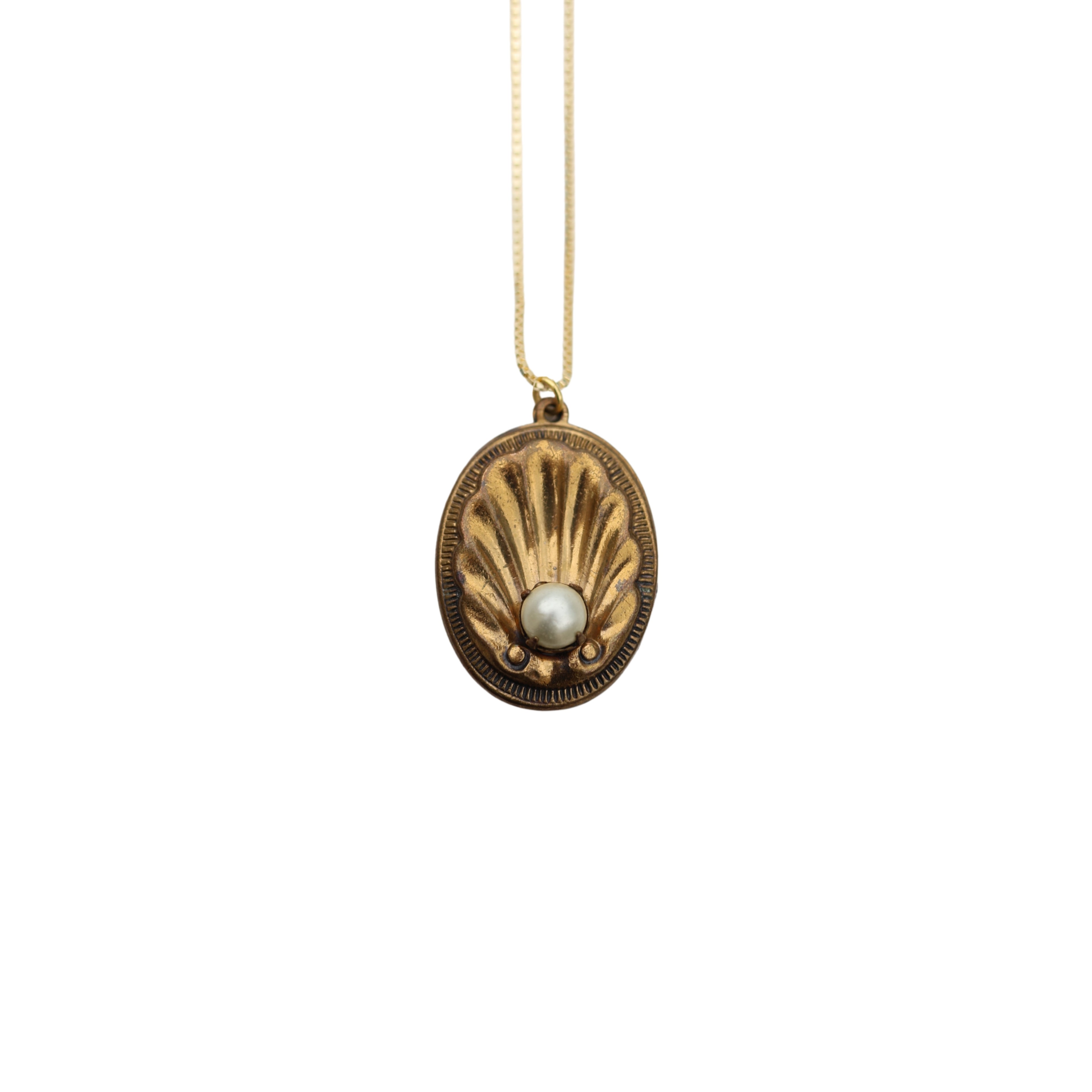 Shell Motif Pendant on 18k Chain